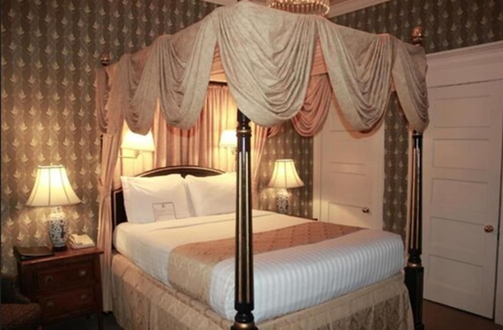JUNIOR SUITE, QUEEN BED