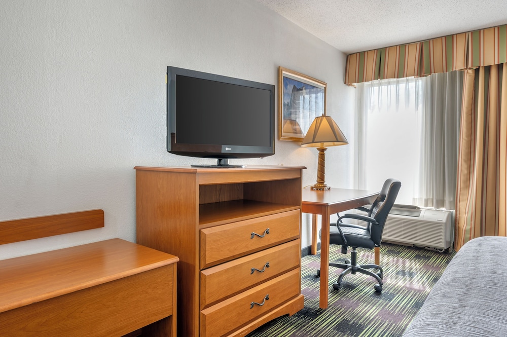 Quality Inn & Suites Near Amish Country 46/53