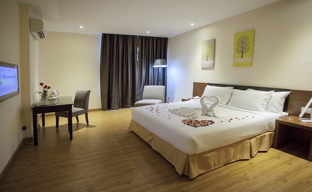 Cathayana Hotel 6/25