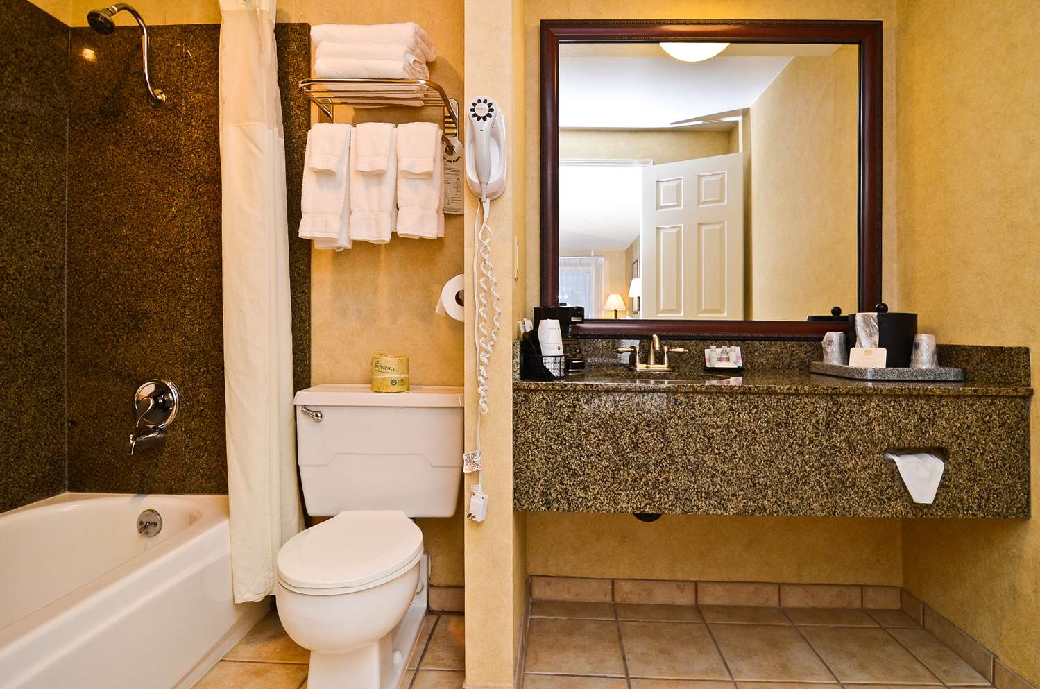 غرفة بسرير كوين، Best Western Pier Point Inn 5/7