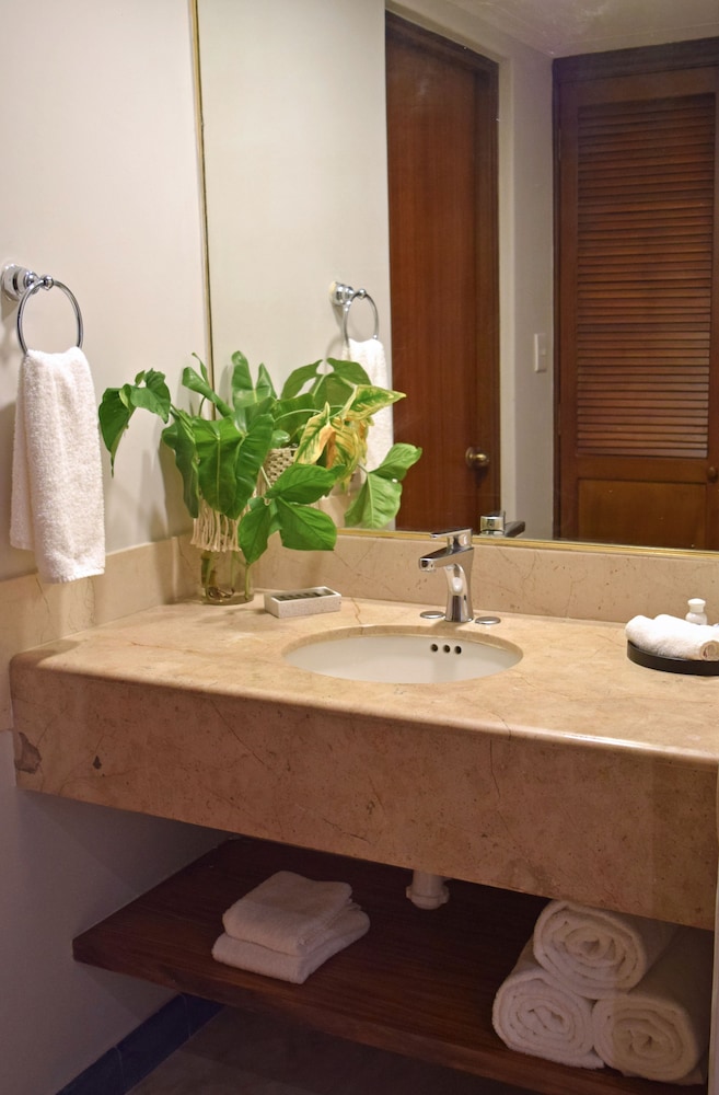 Reef Yucatan All Inclusive Hotel and Convention Center 50/50