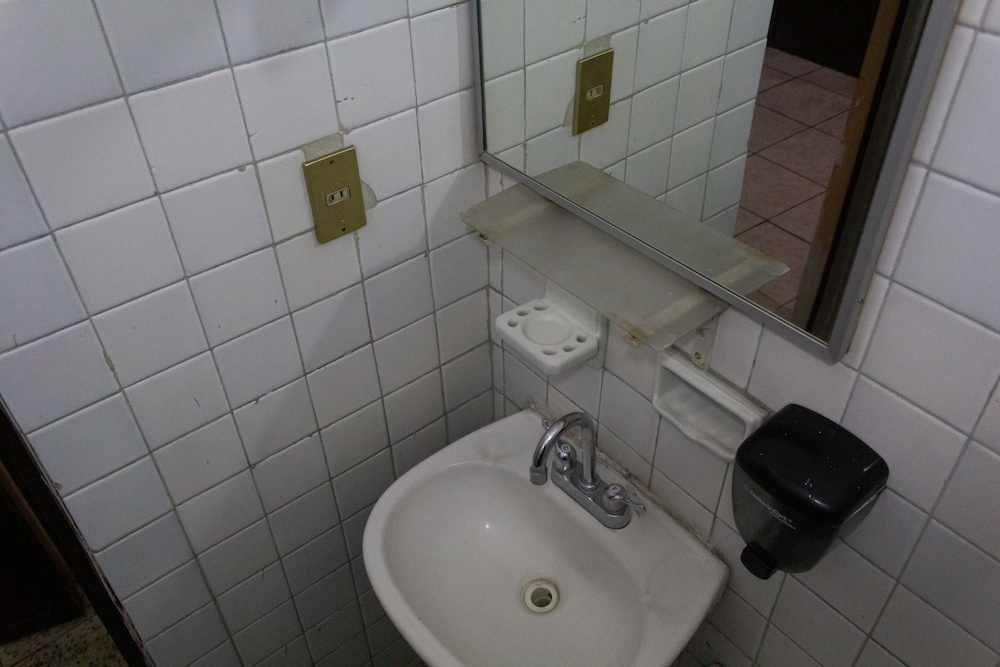 OYO Hotel Colon, Plaza Bicentenario, Zacatecas Centro 42/48