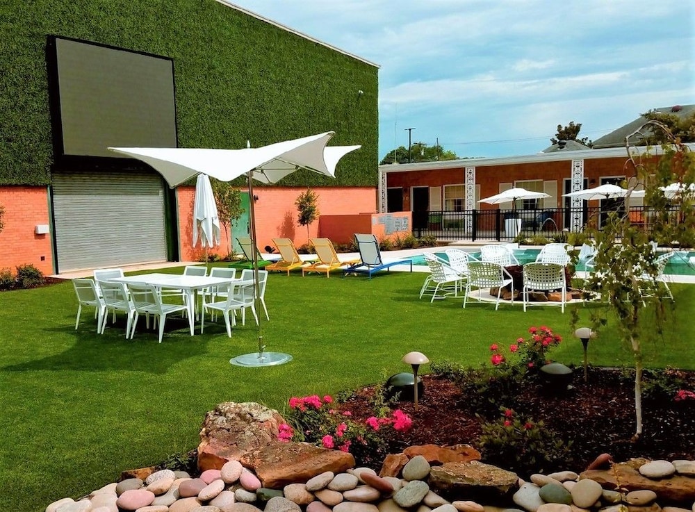 The Fredonia Hotel and Convention Center 28/30