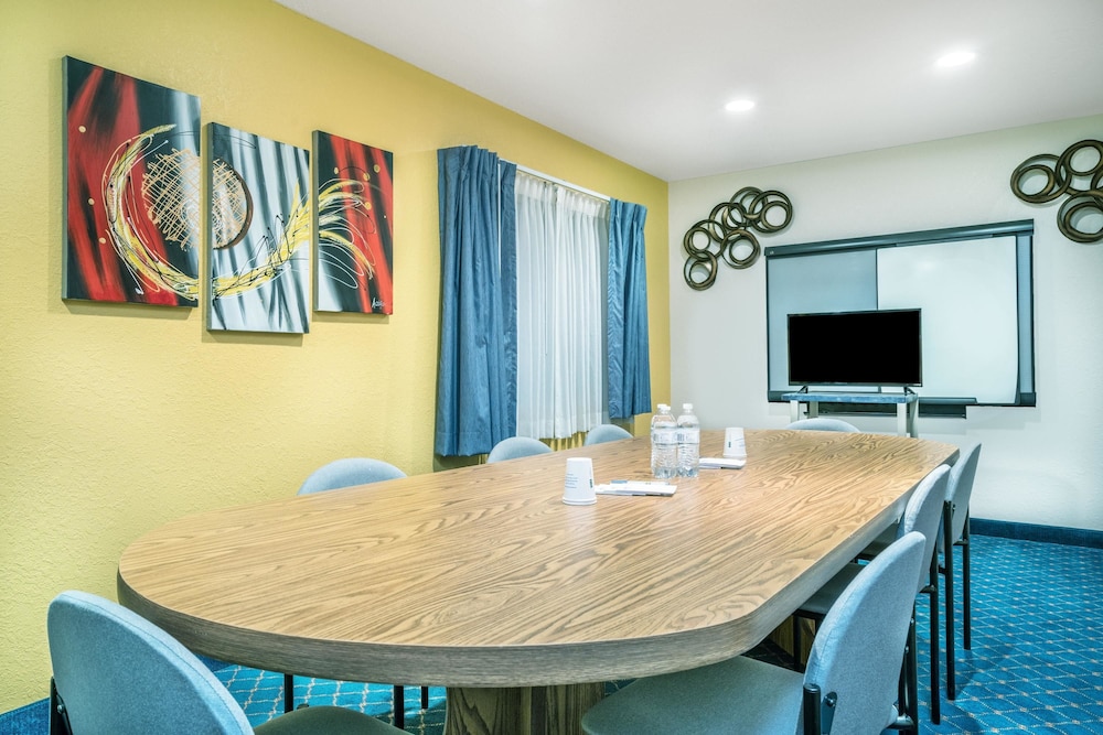 Microtel Inn & Suites Tomah 32/33