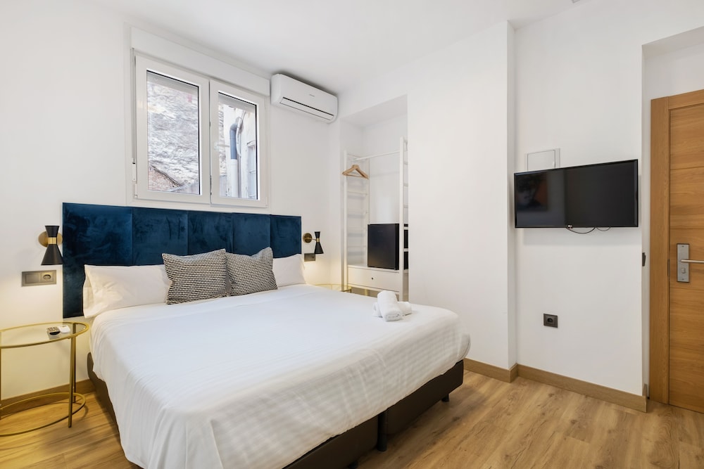 Standard, King Bed, Hostel Malaga City 2/3