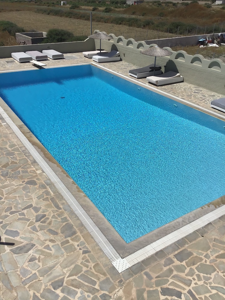 Thera Mare Resort 36/56