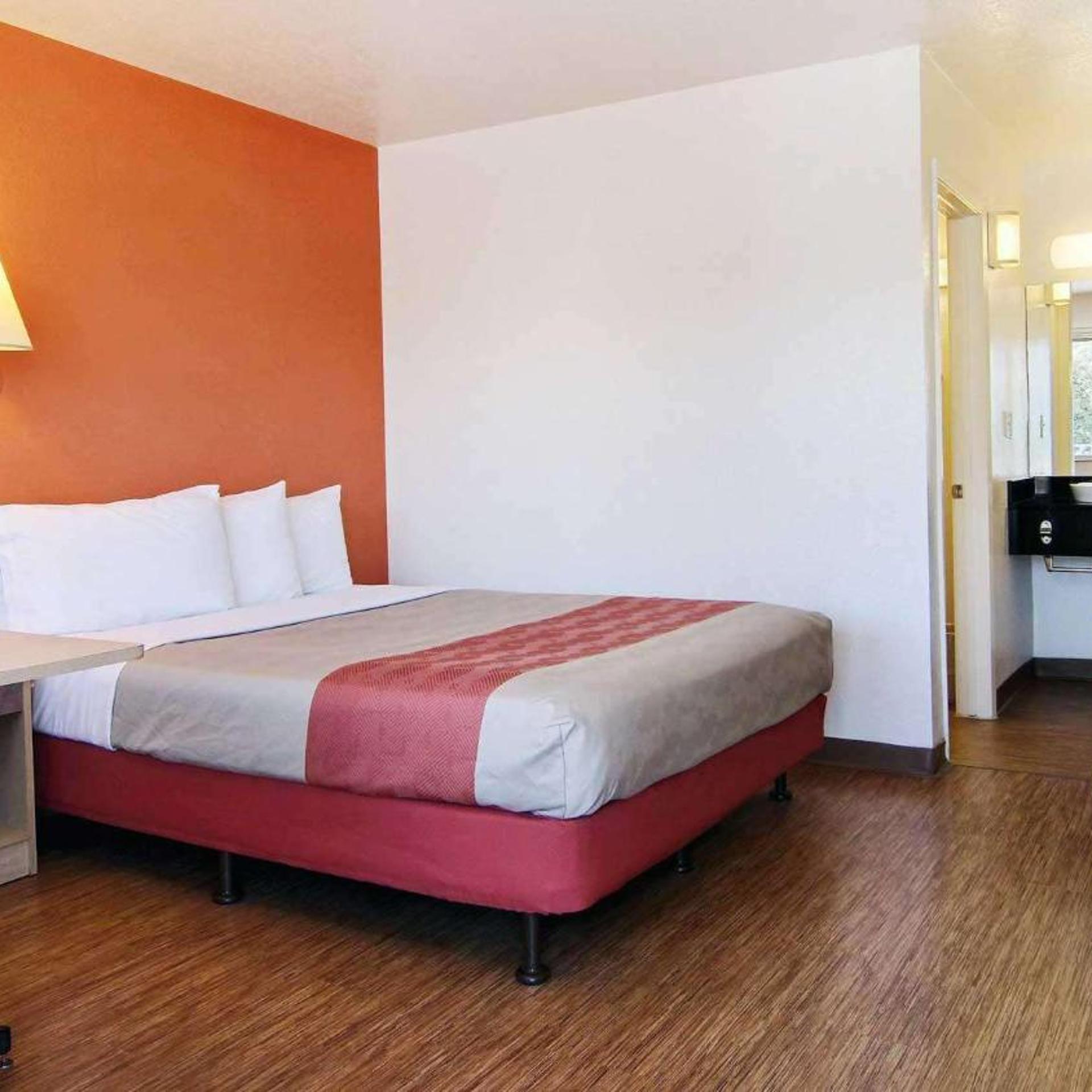 1 Queen Bed - ADA/Tub/Micfridge، Motel6 San Angelo, TX 3/10