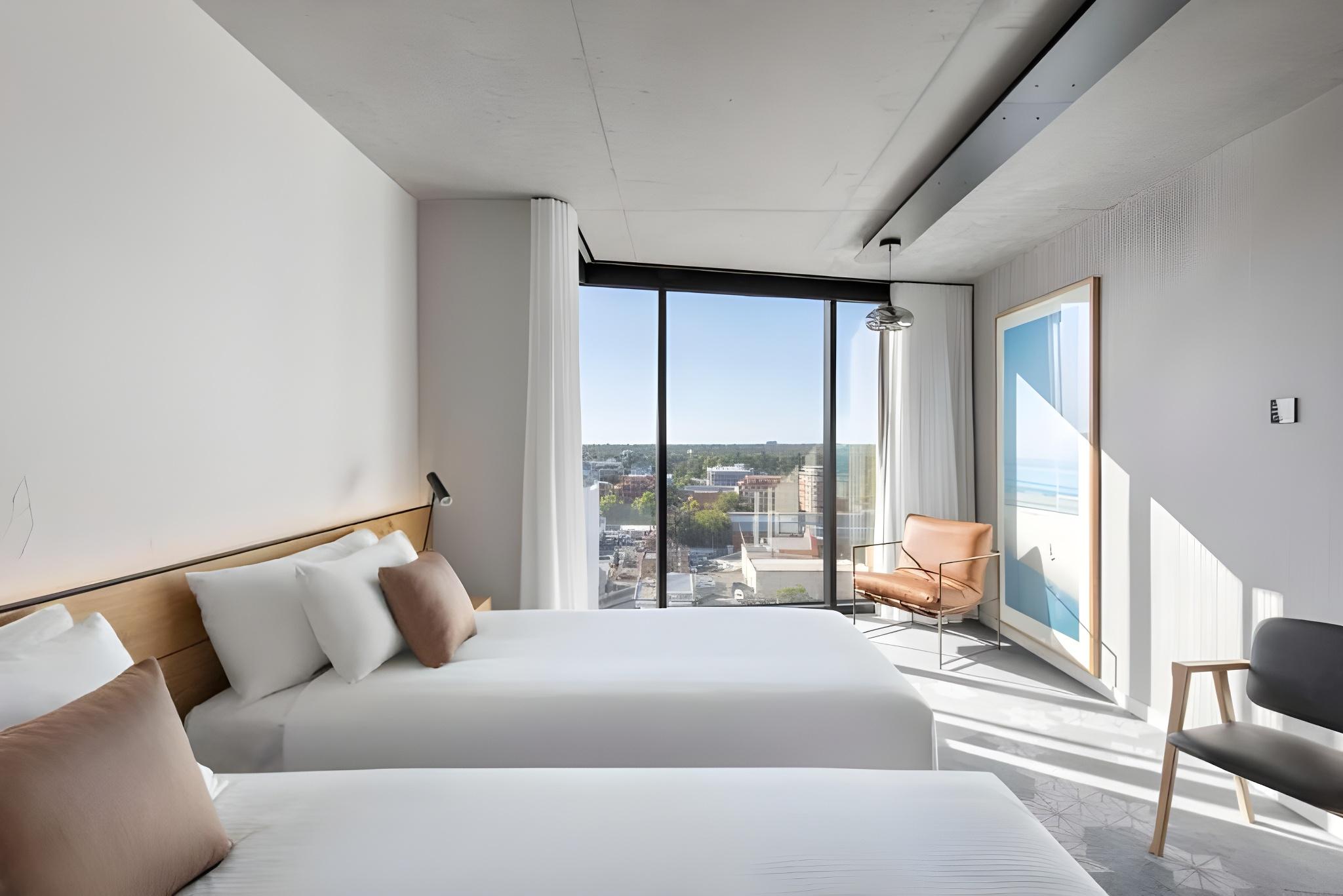 ROOM, KING BED