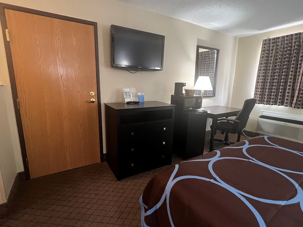 Super 8 by Wyndham Cleveland TX 21/29