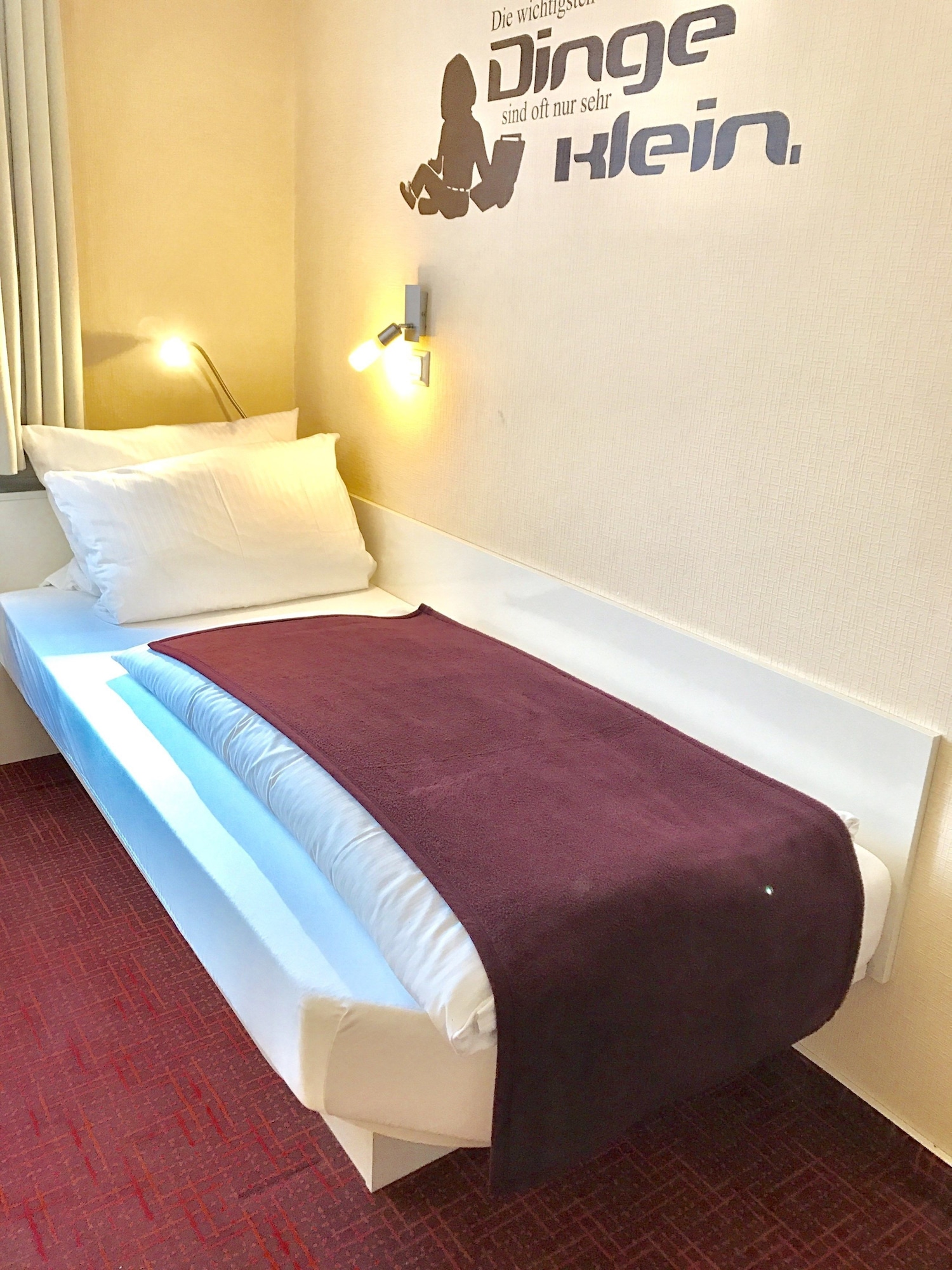ROOM, SINGLE