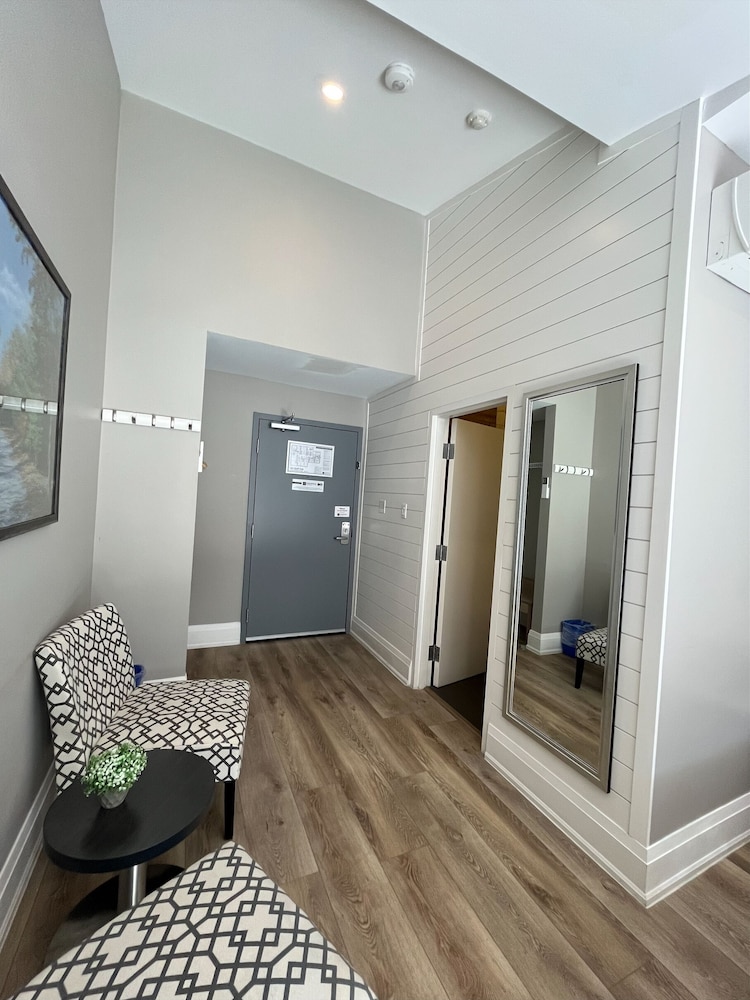 Colonial Hotel & Suites 20/42