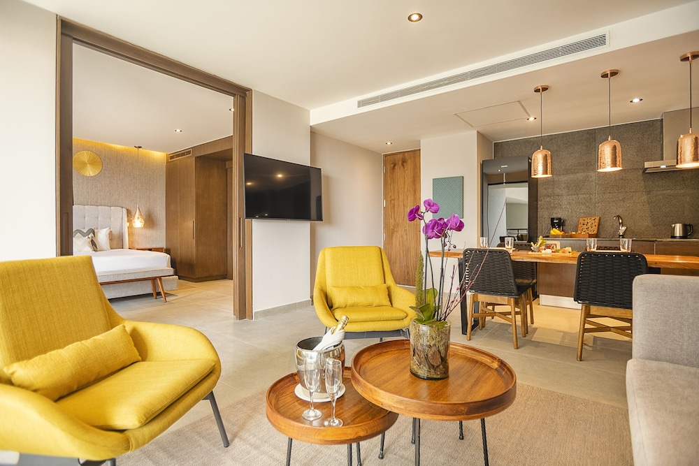 The Fives Oceanfront Puerto Morelos 45/71