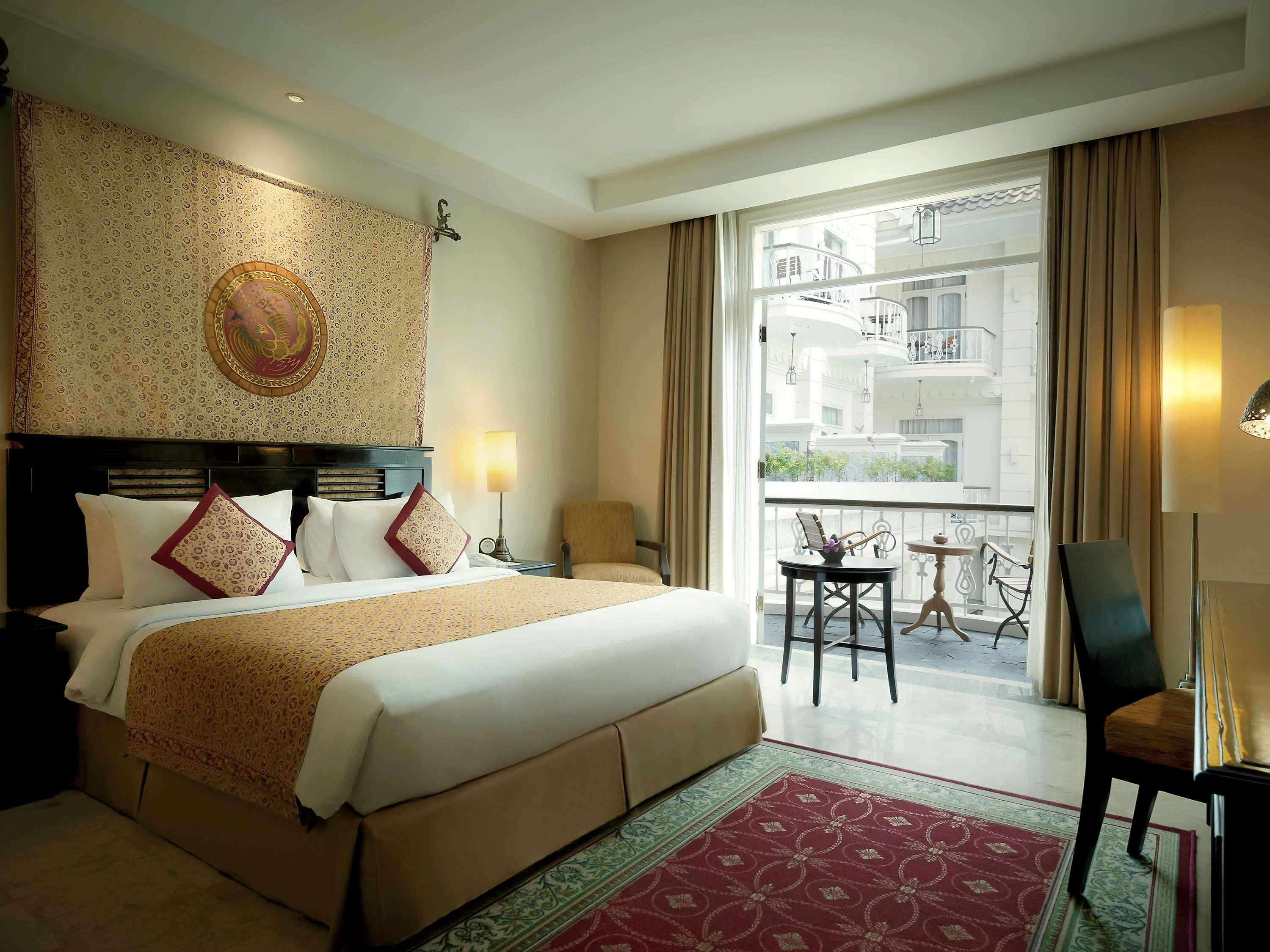 LEGACY, DELUXE, KING BED, POOL VIEW