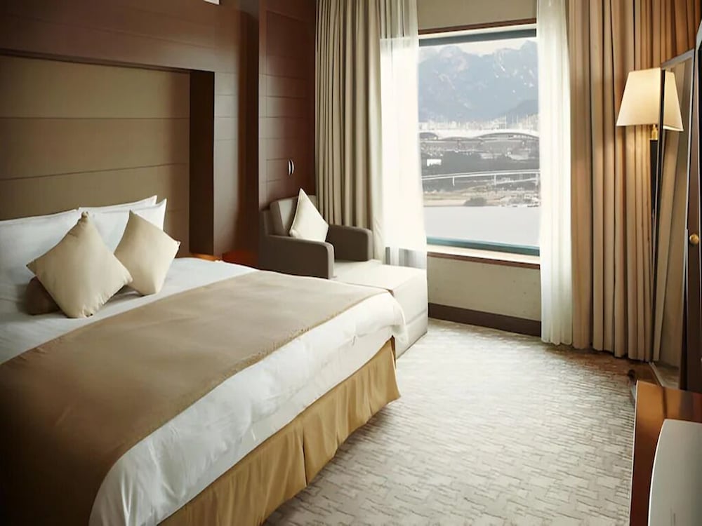 DELUXE, DOUBLE BED