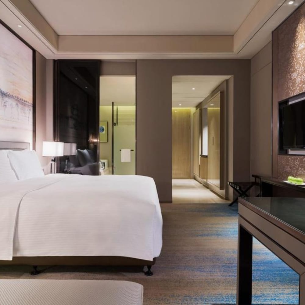 Chairman, Suite, King Bed