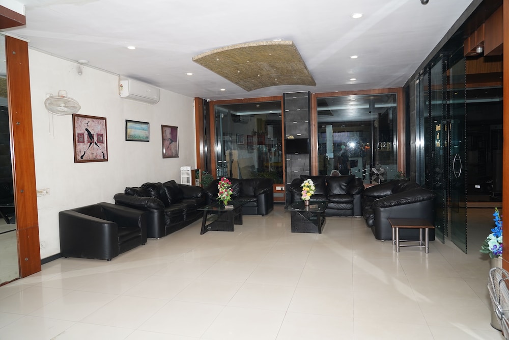 OYO Premium Paldi Cross Road 66/75