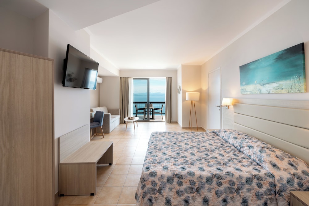 JUNIOR SUITE, TWIN BEDS, SEA VIEW, SOFA
