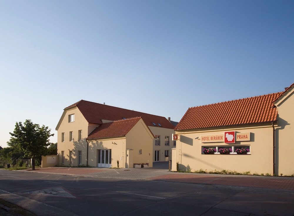 Dolce Villa Hotel 1/57