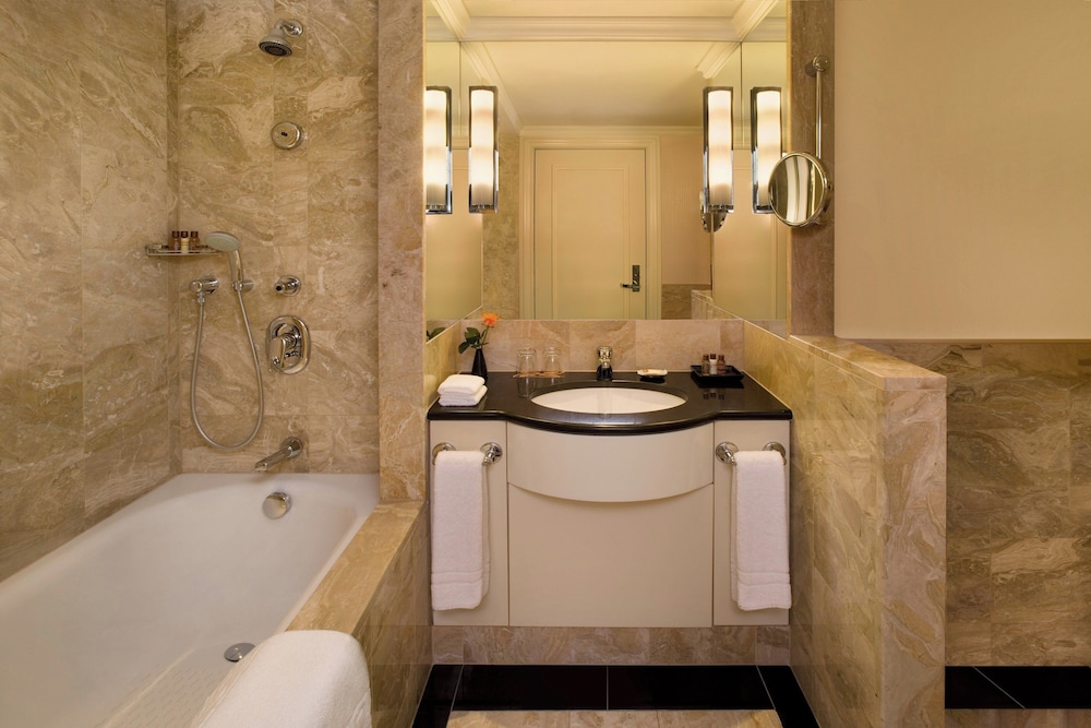 غرفة كلاسيكية بسرير كينج، Sheraton Grand Warsaw 5/6