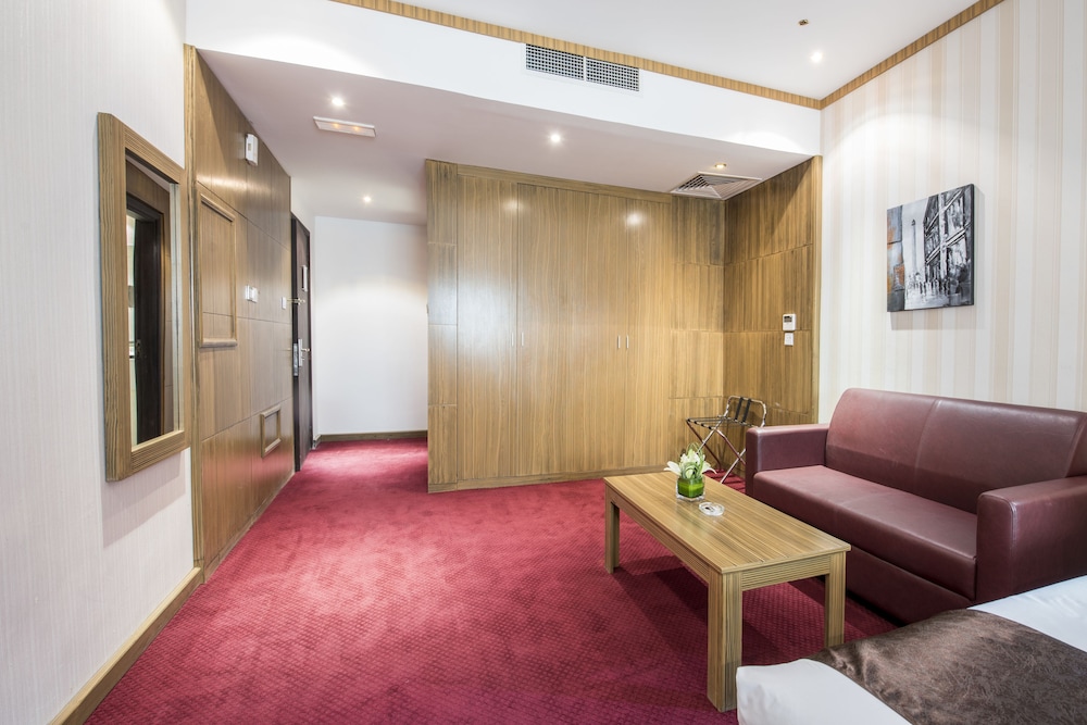 Royal Tulip Hotel 30/45