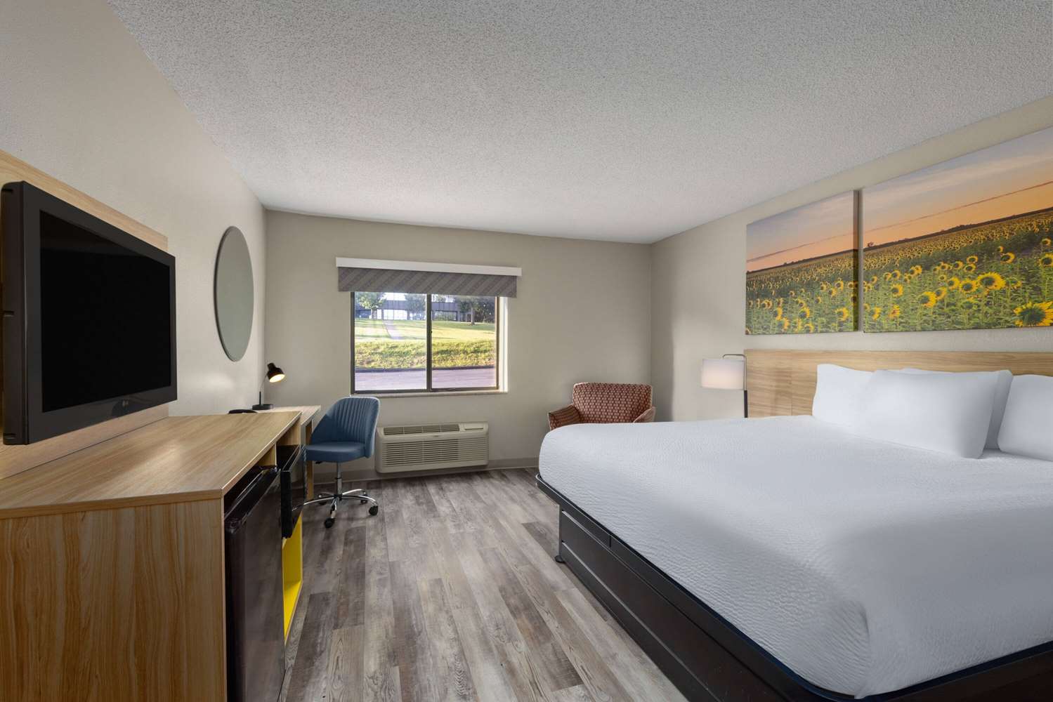Days Inn & Suites By Wyndham Kansas City South 4/43