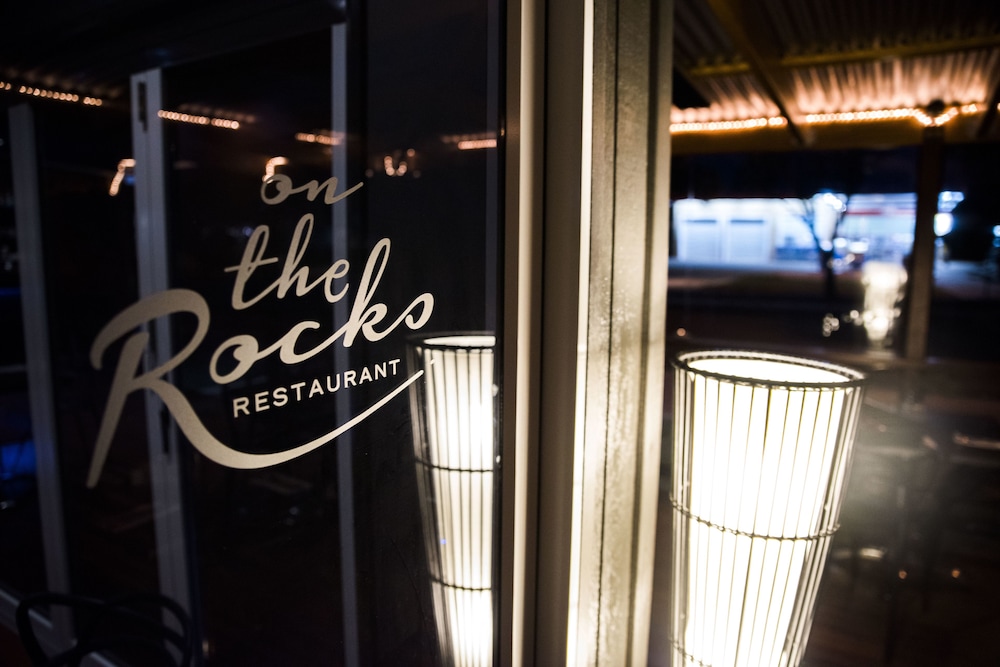 THE ROCKS MOTEL 30/55