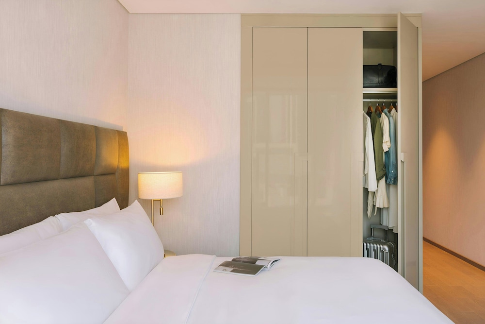 Aura Suites Downtown 16/48
