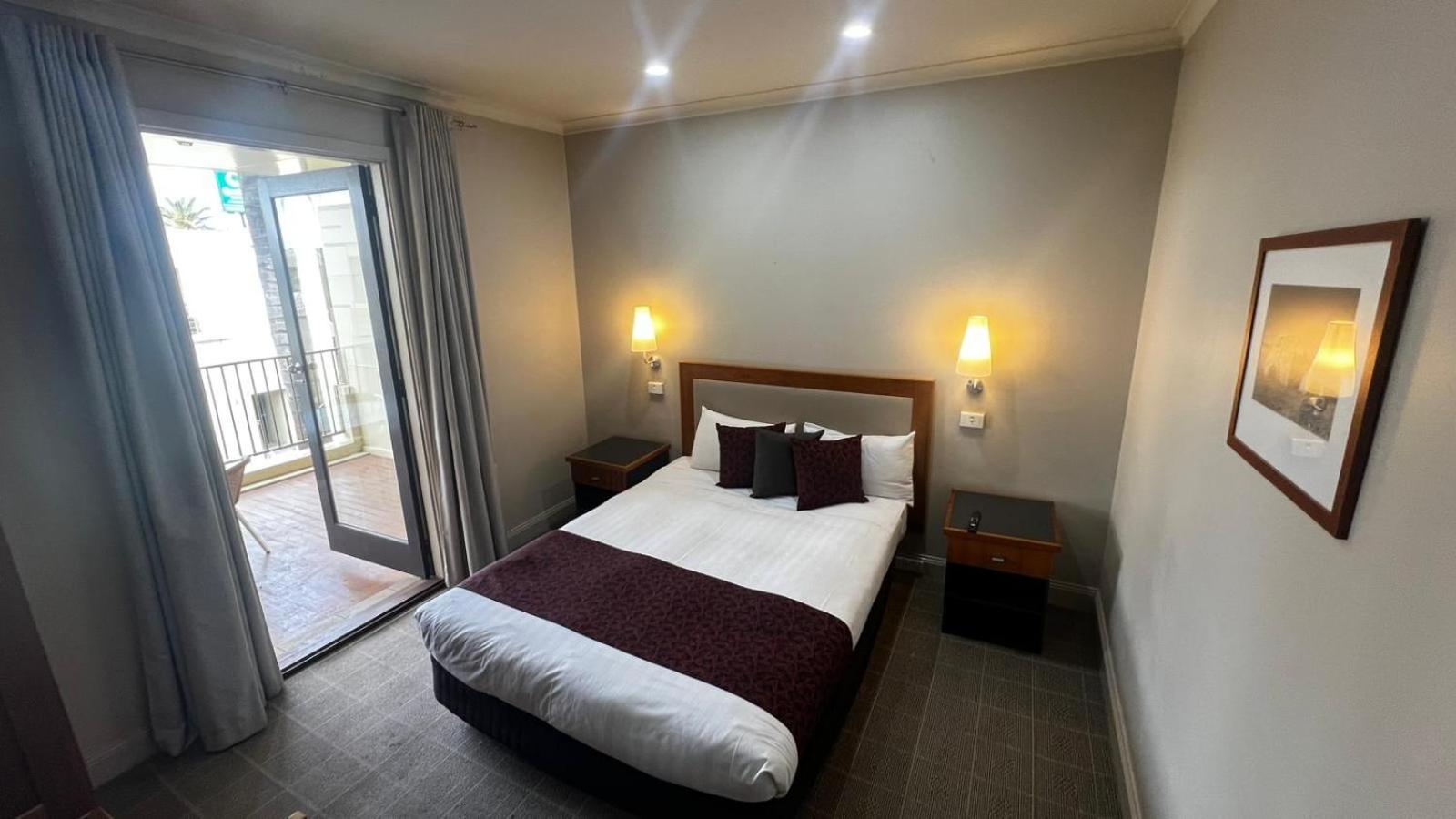 ROOM, 3 BEDS, QUEEN BED