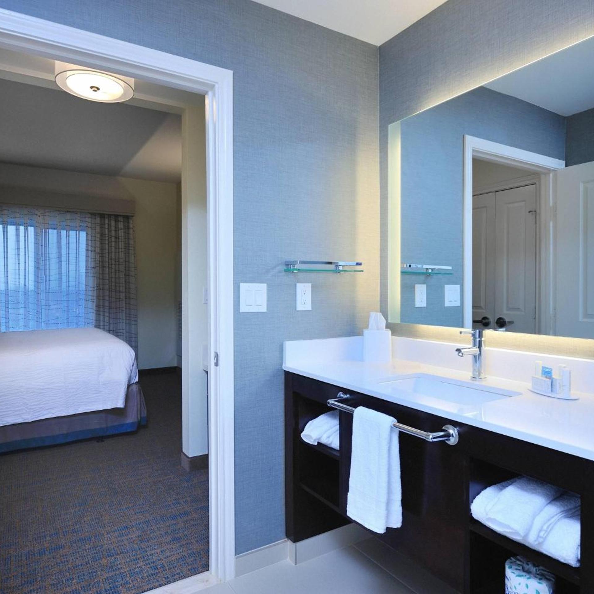 غرفة بسرير كينج مع أريكة لذوي الإعاقة، RESIDENCE INN HOUSTON TOMBALL 4/5