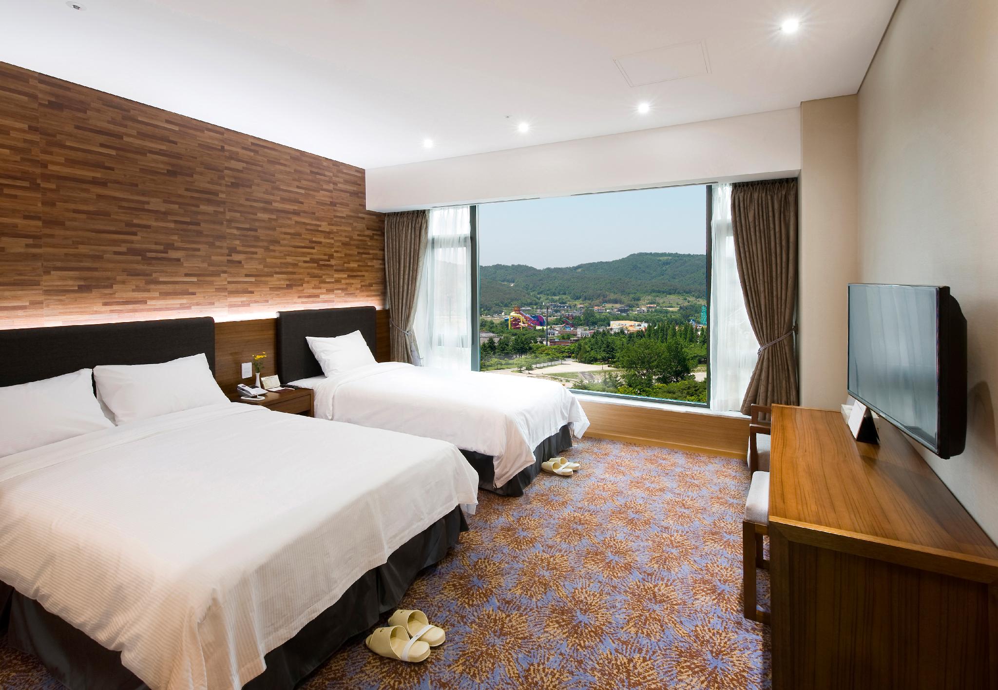Sky, Deluxe, 1 Double and 1 Single Bed, High Floor