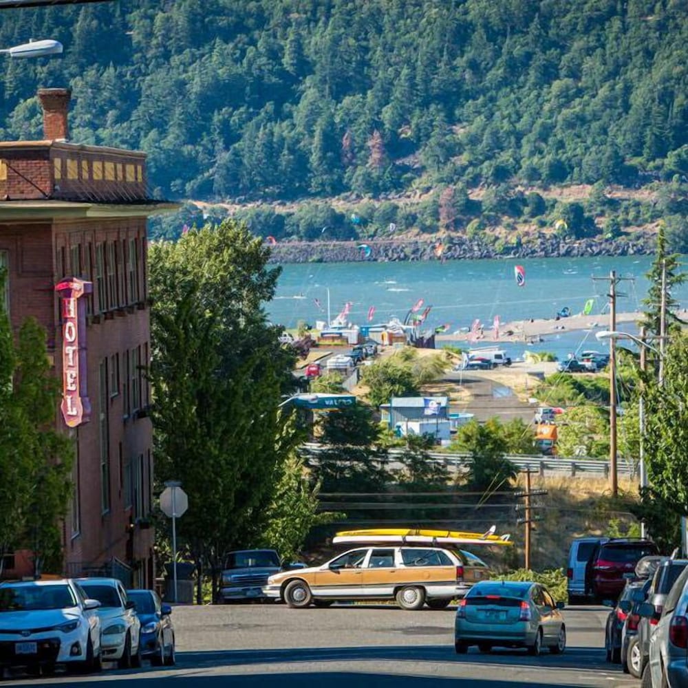 Hood River Hotel 64/73