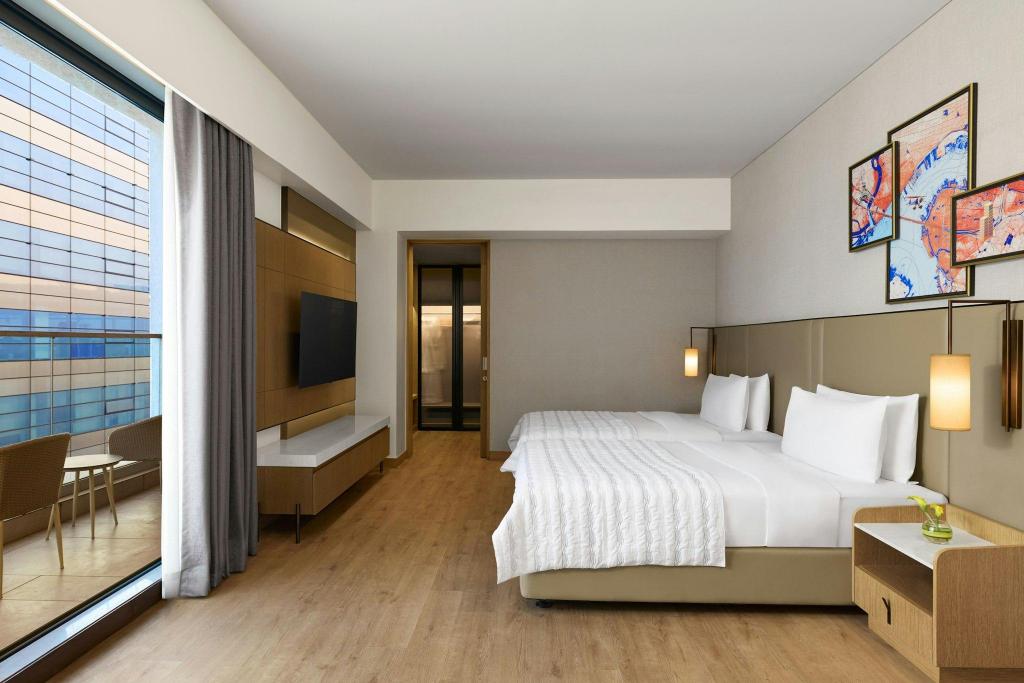 2 Bedrooms, Sky, Suite, Twin Beds, King Bed, Club Lounge Access