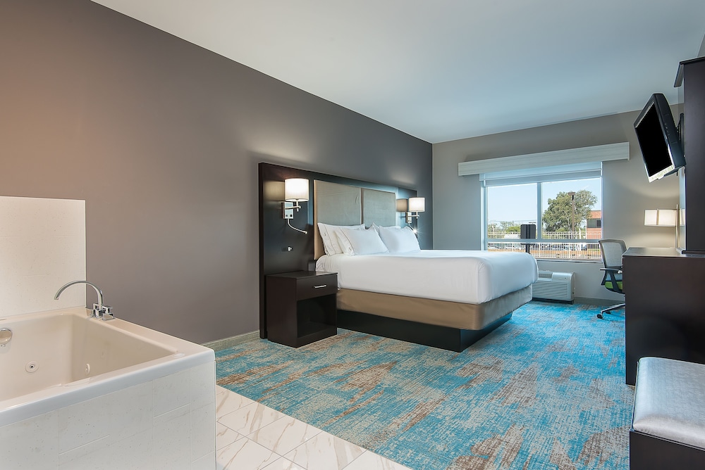 Holiday Inn Express and Suites Norwood Boston Area 40/40
