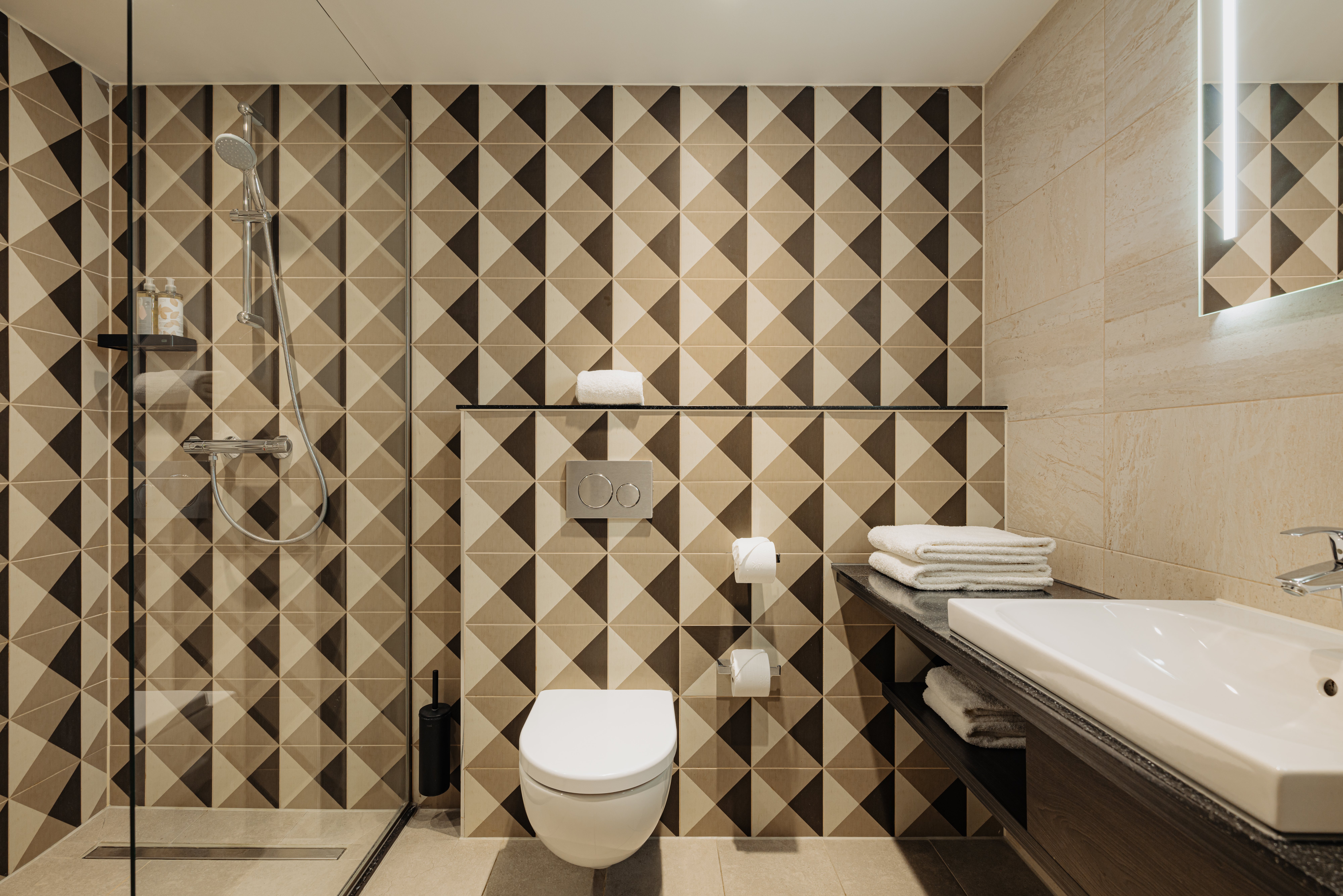 جناح بسرير مزدوج وسريرين منفصلين، Leonardo Hotel Rotterdam Savoy 3/4