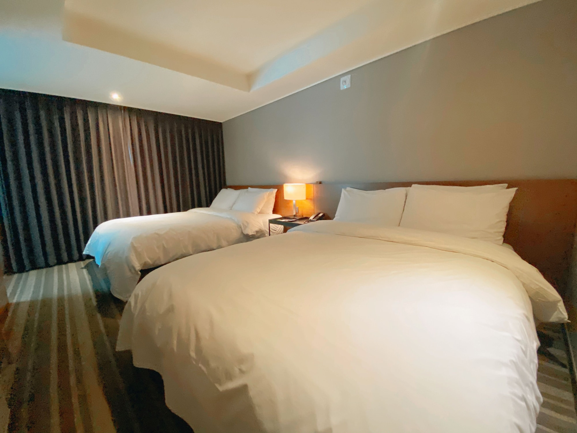 DELUXE, 2 DOUBLE BEDS