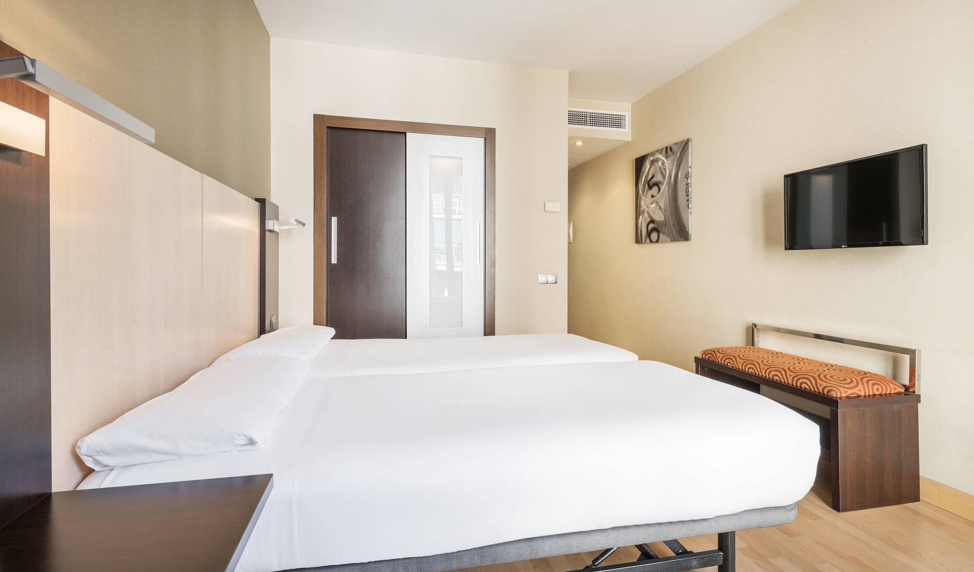 ROOM, DOUBLE BED
