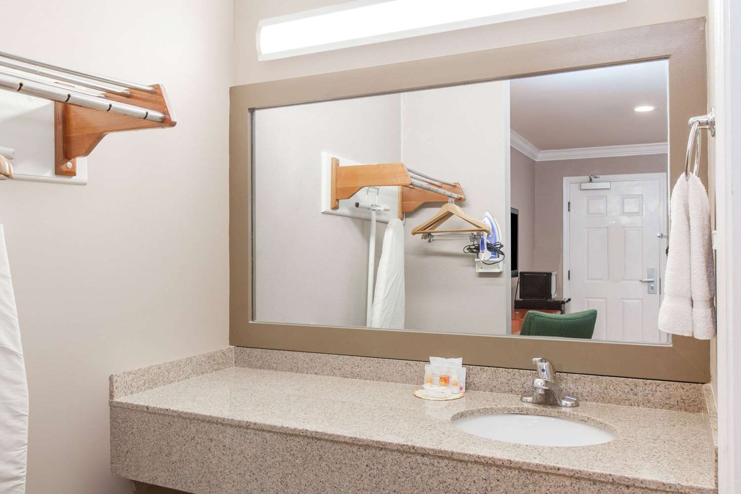 Days Inn By Wyndham San Francisco S/Oyster Point Airport 8/9