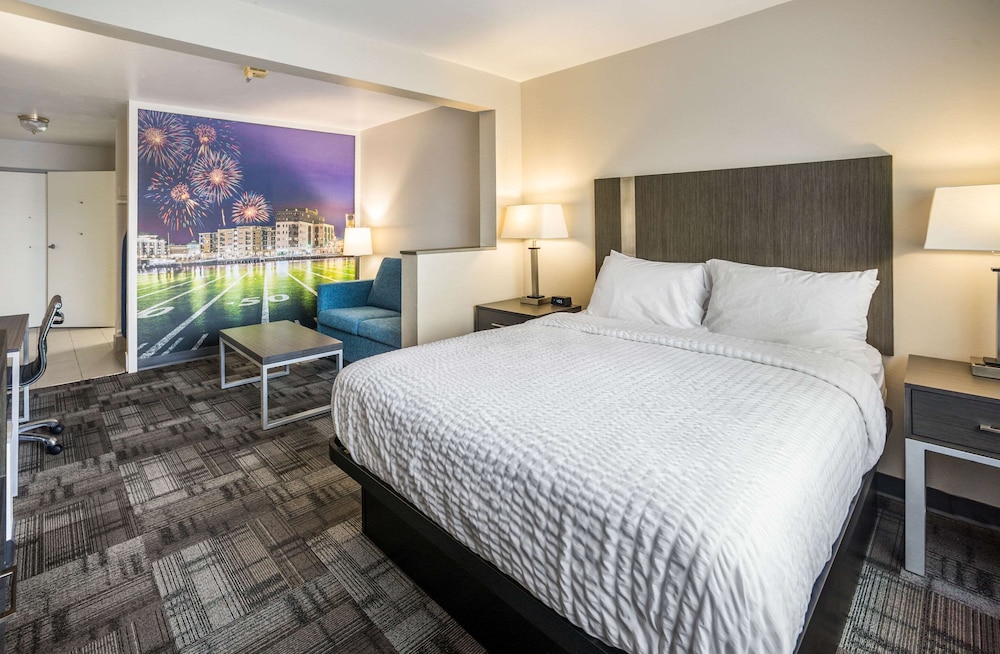 AmericInn by Wyndham Green Bay Near Stadium 11/38