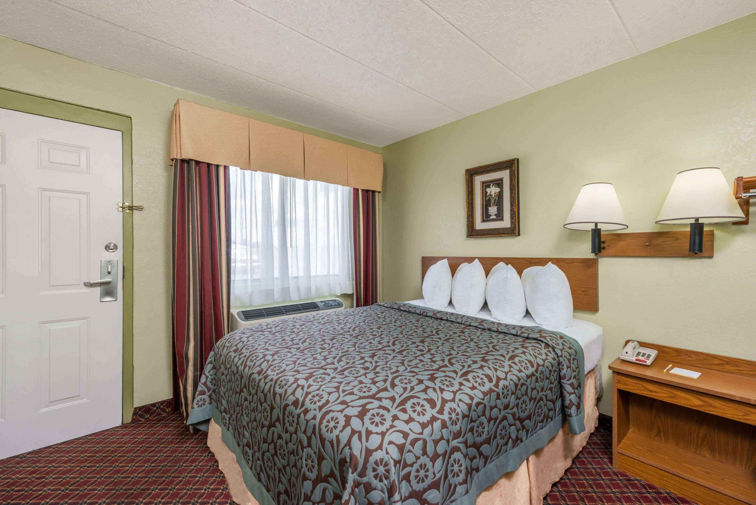 Room, Queen Bed, Pet Friendly, Smoking, Accessible