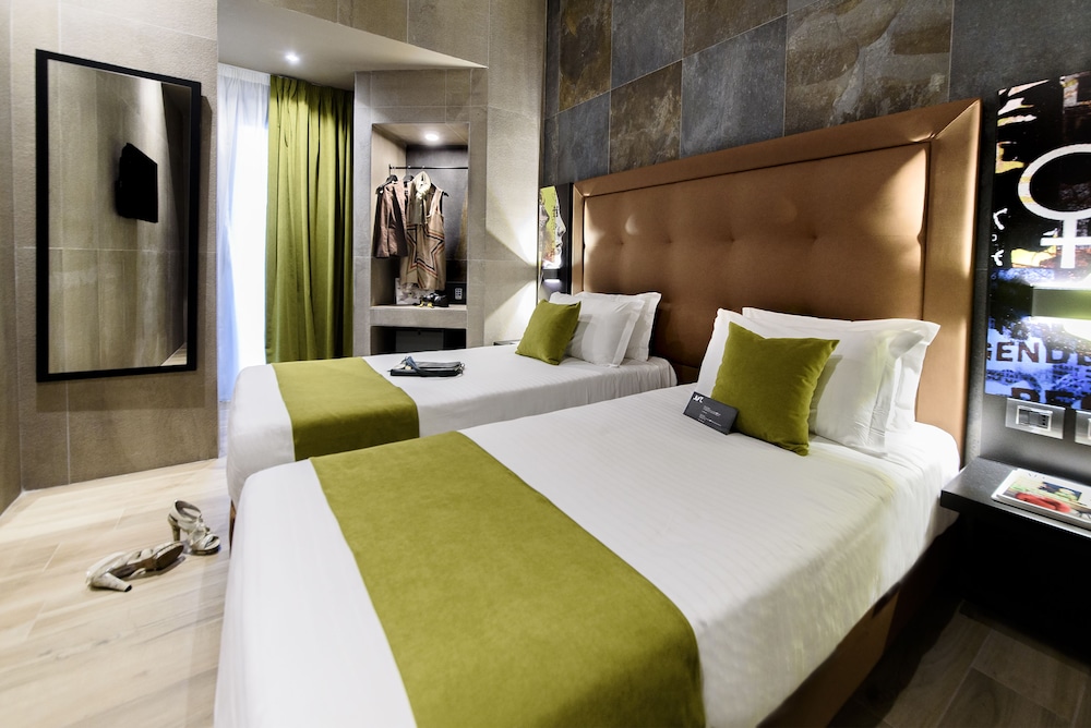 ROOM, TWIN BEDS