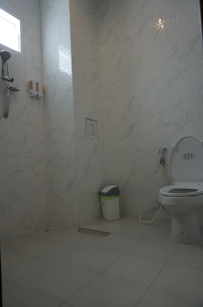 Kata Beachwalk Hotel And Bungalows 73/74