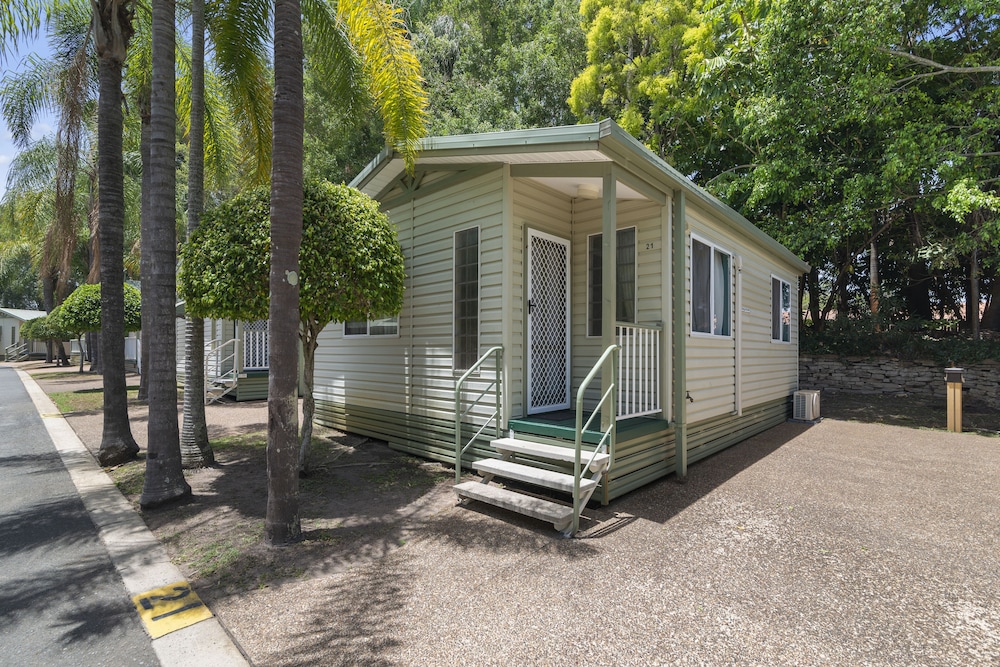 ASHMORE PALMS HOLIDAY VILLAGE 6/78