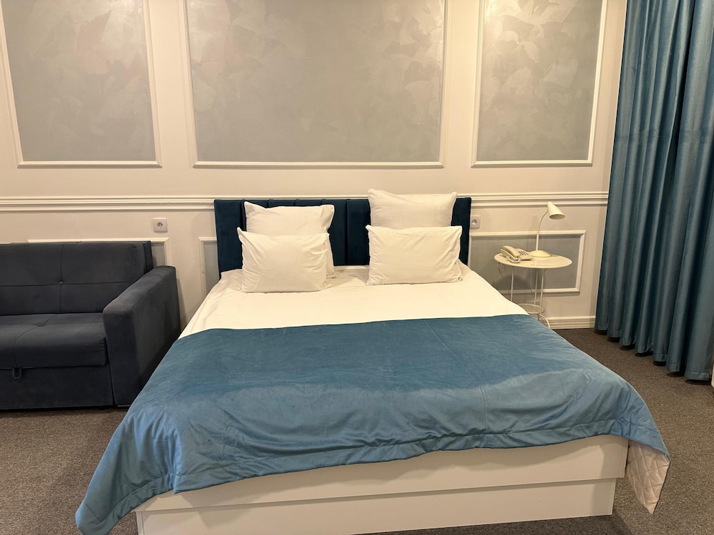 DELUXE, DOUBLE BED