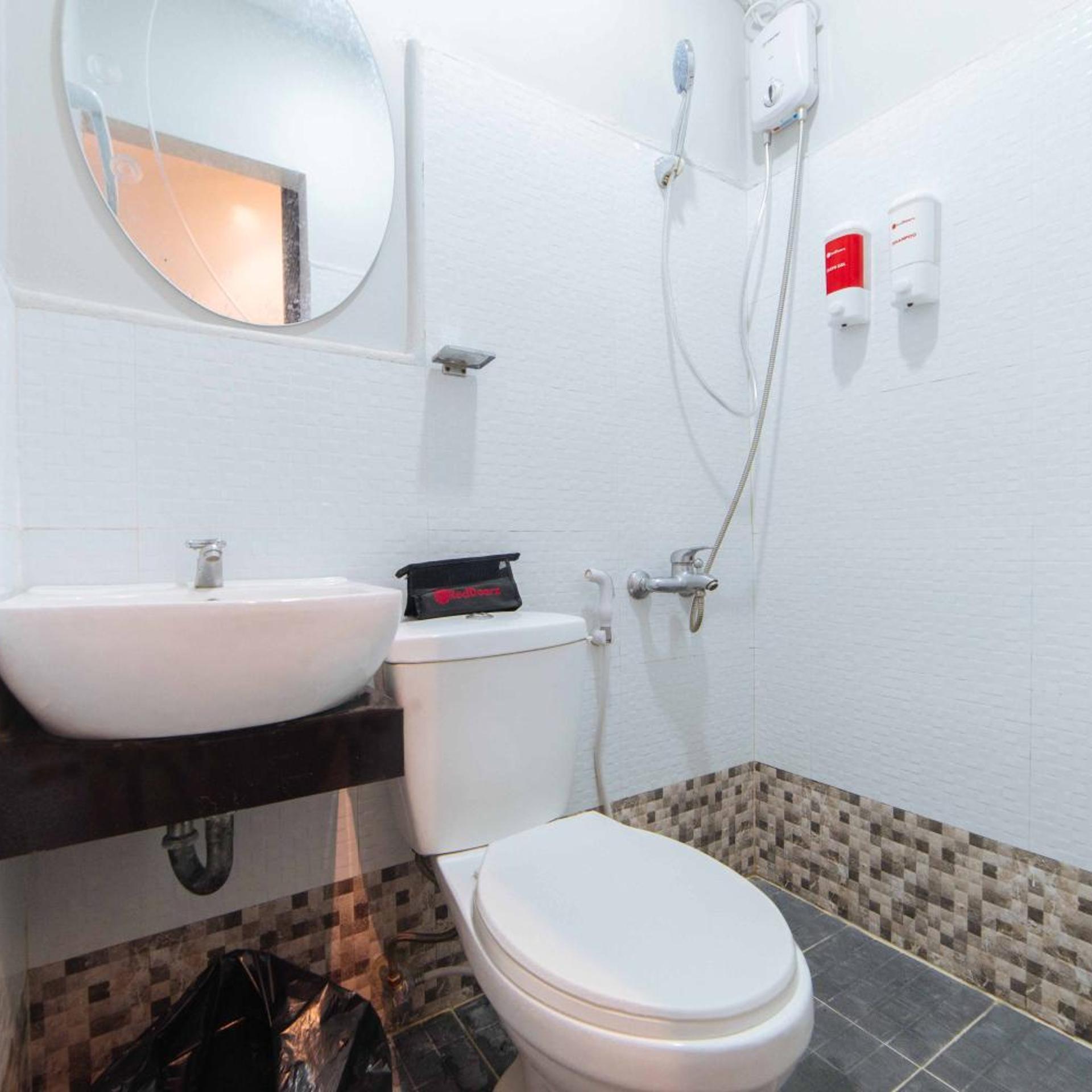 RedDoorz near G Mall Bajada Davao-Isolation Hotel 27/28