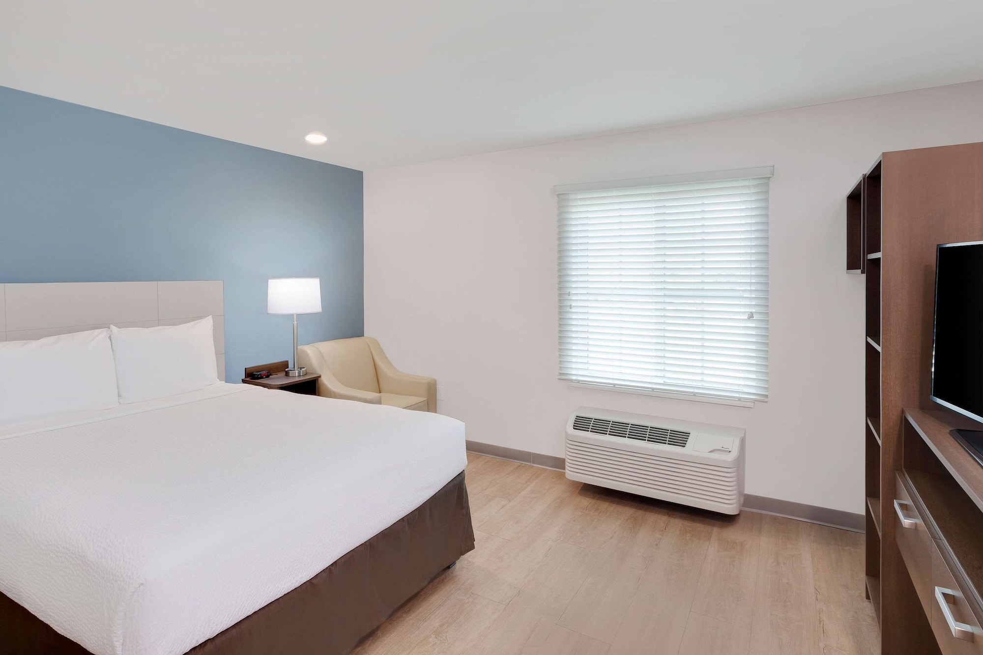 STANDARD, QUEEN BED, SOFA