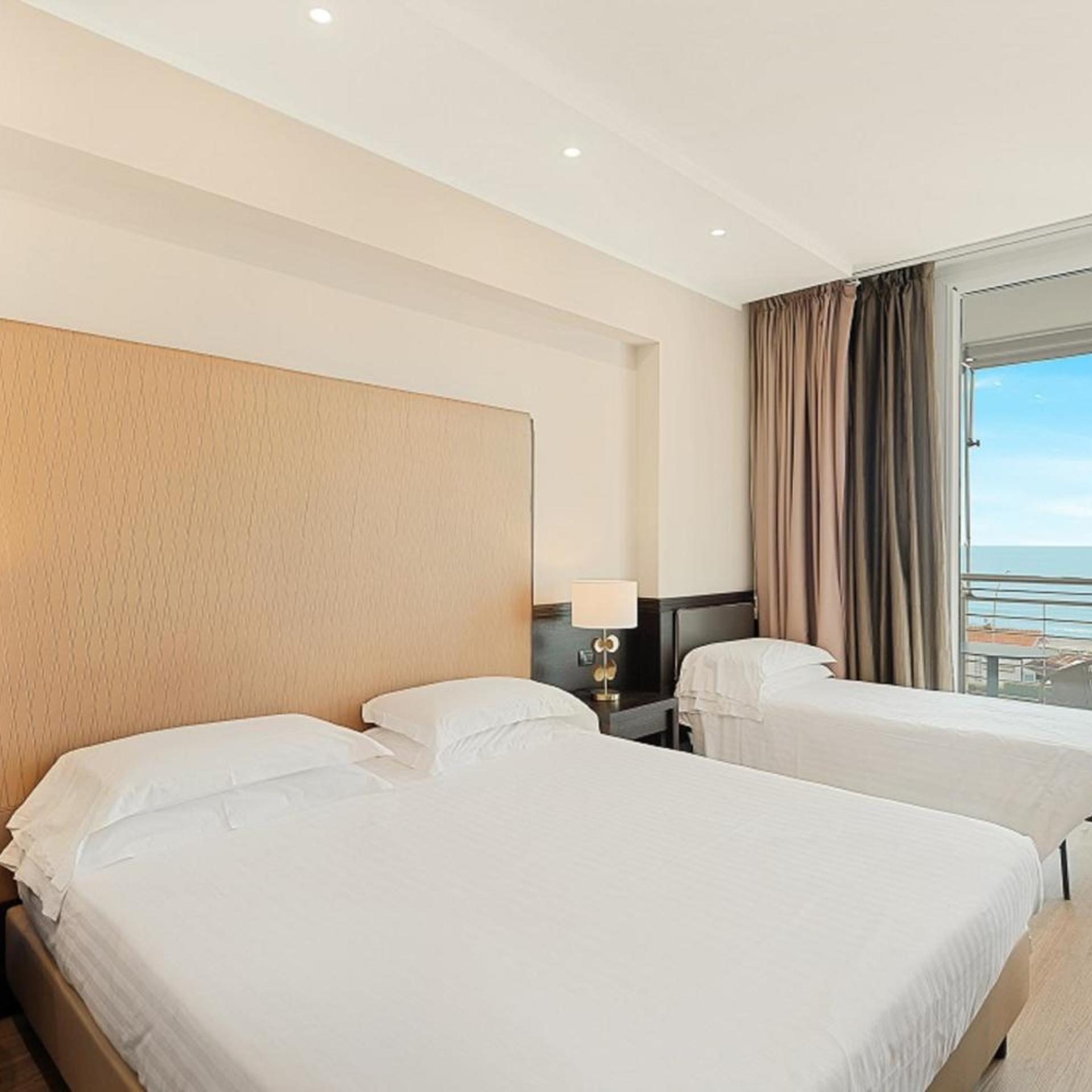غرفة ثلاثية بشرفة