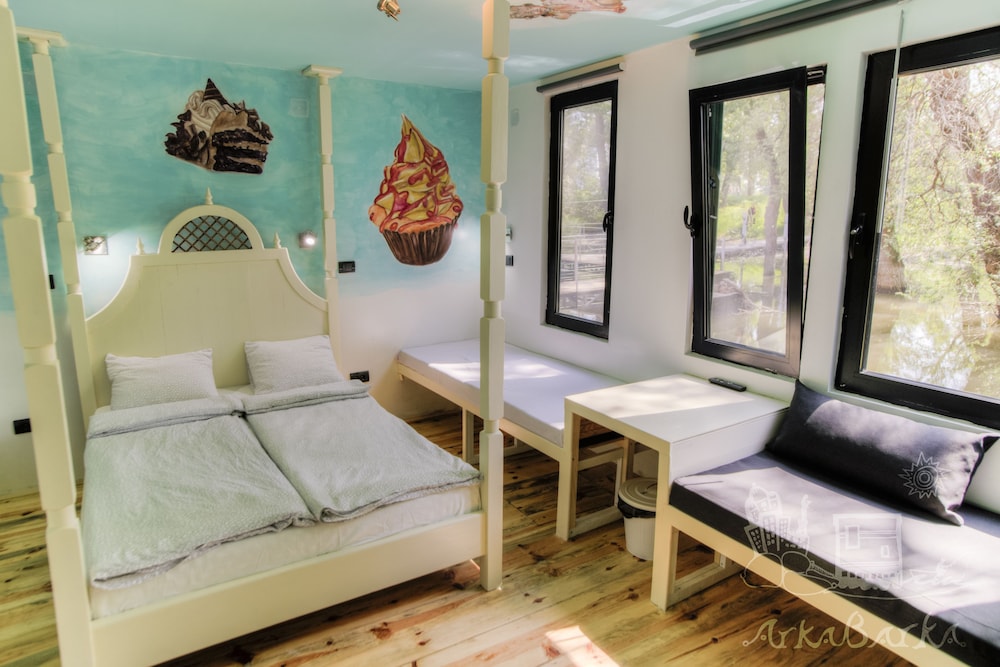 Arkabarka Floating Hostel And Apartments 62/83