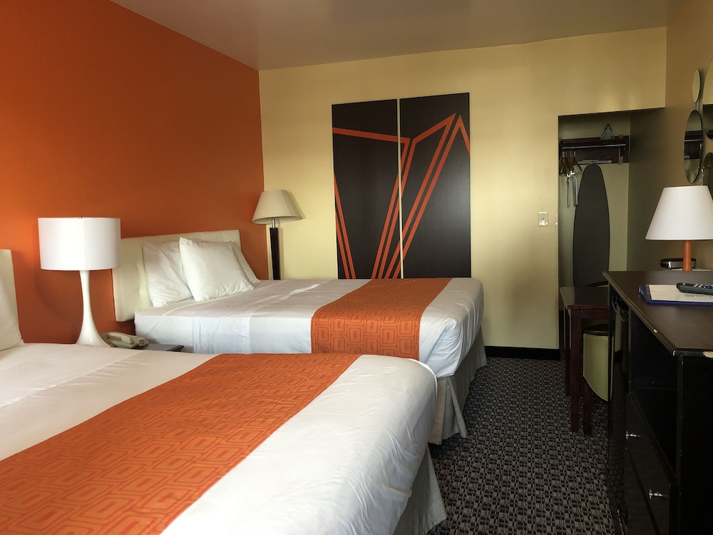 Howard Johnson by Wyndham North Bergen 8/21