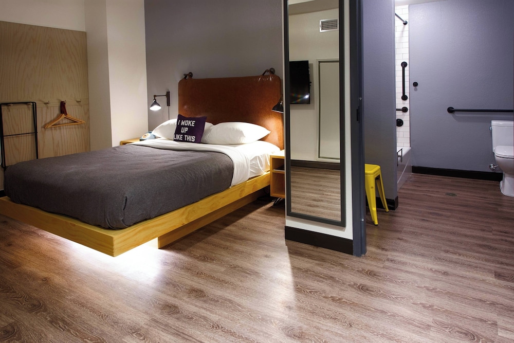 Room at Moxy New Orleans Downtown French Quarter Area, NEW ORLEANS - LA