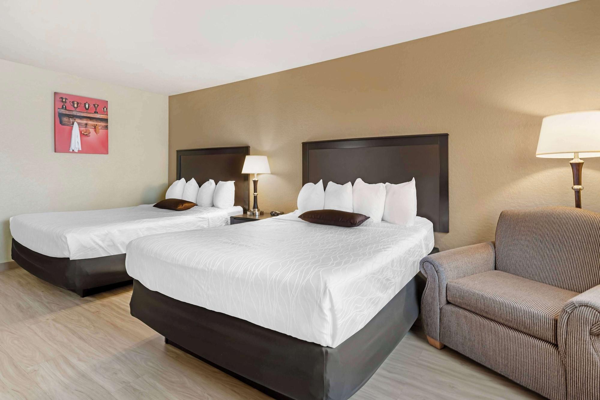 Standard, Multiple Beds, Sofa, Accessible، Best Western Green Bay Inn Conference Center 2/3